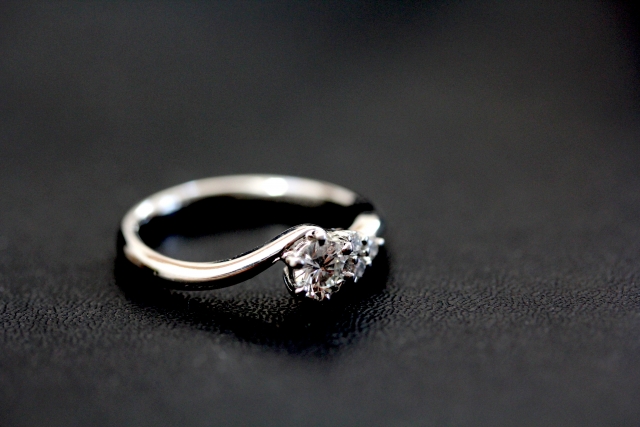 婚約指輪の美しさを保つ方法