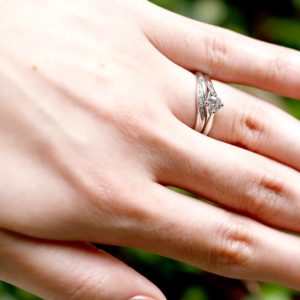 ダイヤモンドを大きく見せる婚約指輪