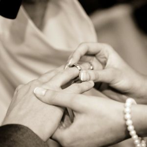 女性向けに結婚指輪の選び方