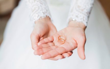 プラチナとゴールドどっちが人気？結婚指輪の素材を比較