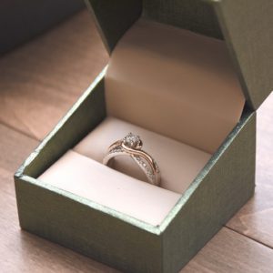 結婚指輪は自分でも測れる？！指輪のサイズの測り方