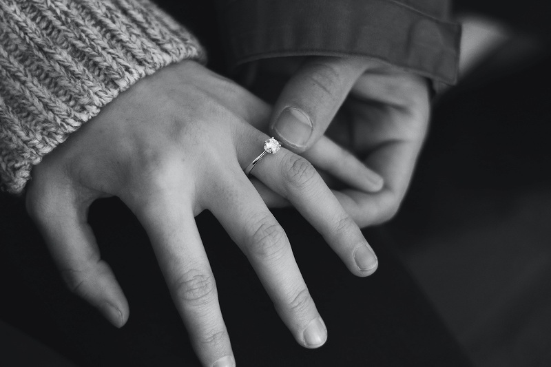 結婚指輪は自分でも測れる？！指輪のサイズの測り方