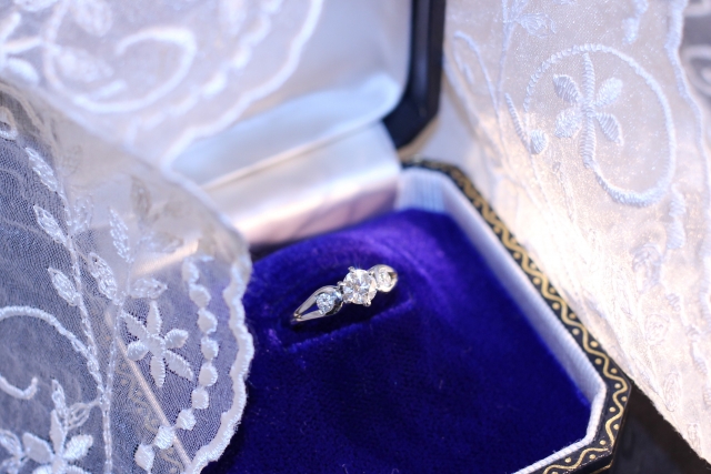 贈られた婚約指輪に贈与税はかかるの？