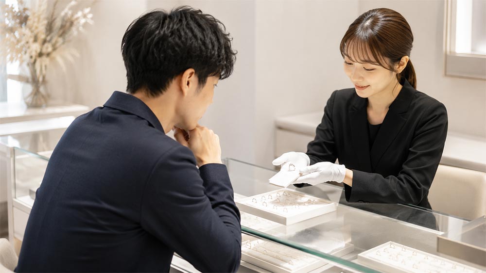 男性ひとりで婚約指輪のダイヤモンドを相談するイメージ