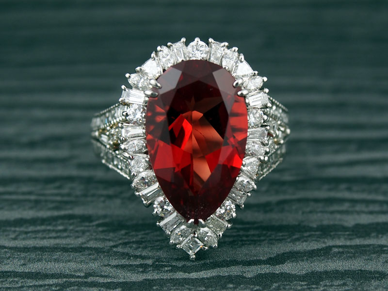 アンデシンとダイヤモンドの贅沢な指輪