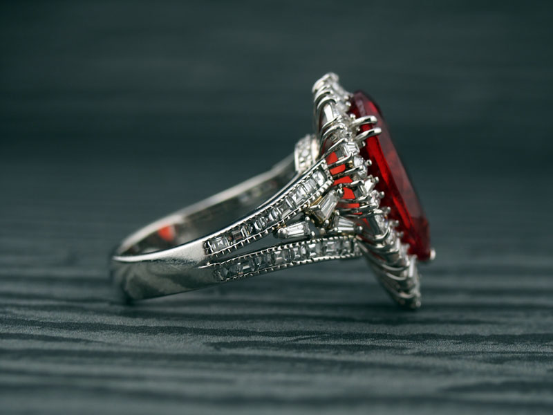 アンデシンとダイヤモンドの贅沢な指輪