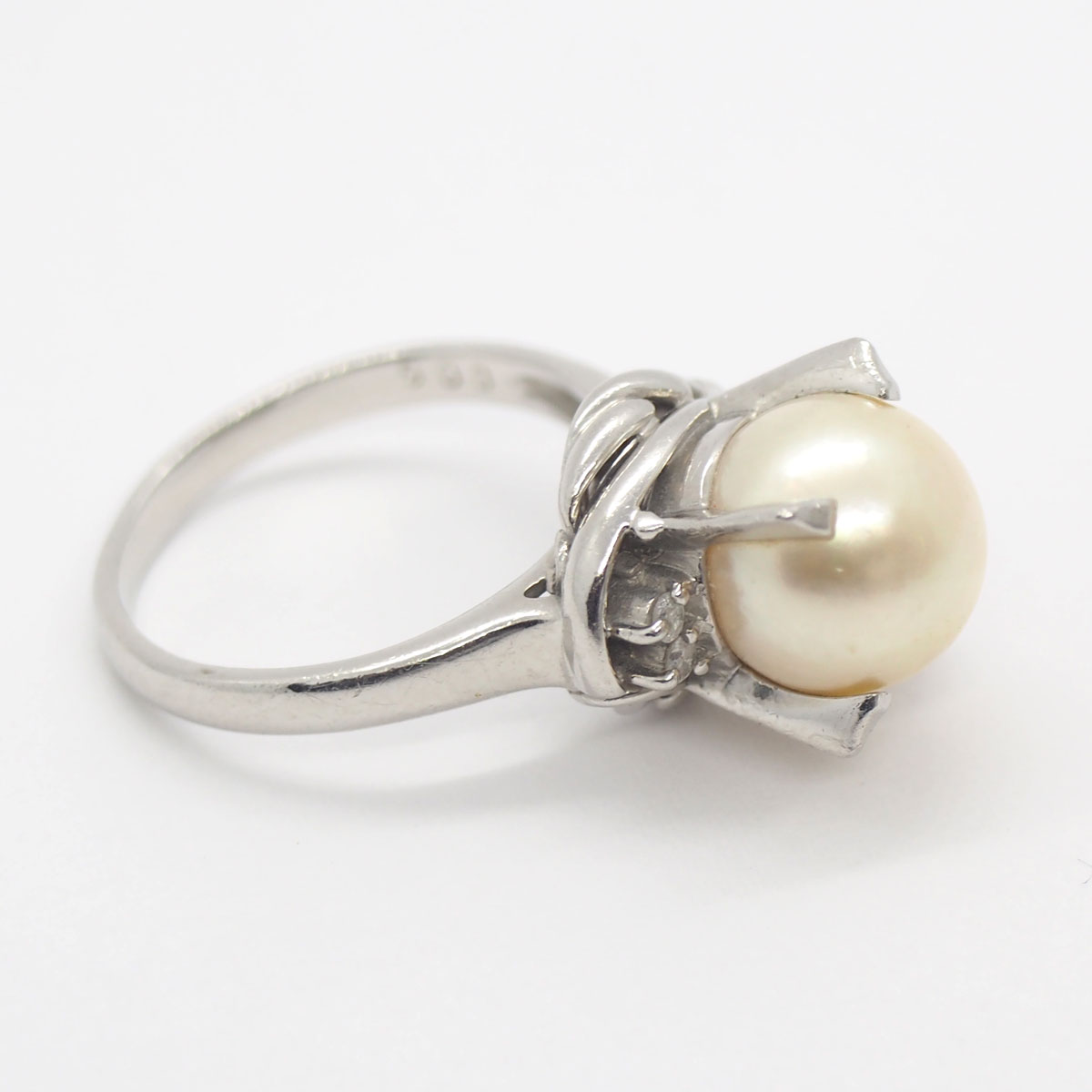 デザインの古くなった真珠の指輪