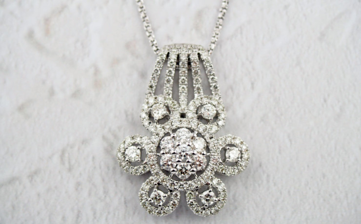 ダイヤモンドのペンダントネックレス