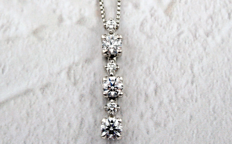 ダイヤモンドのペンダントネックレス