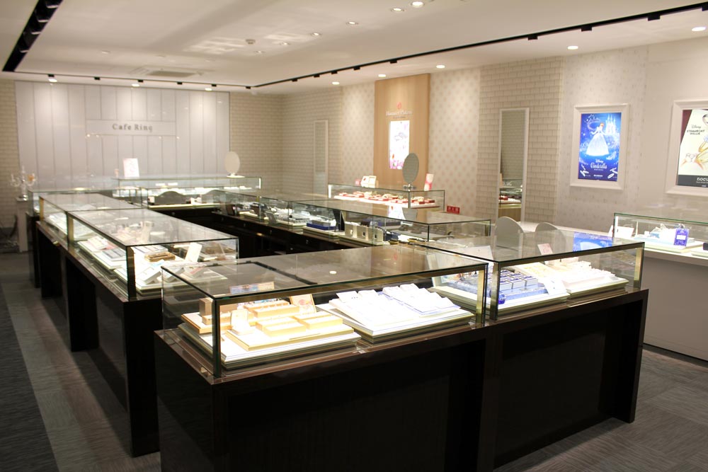 複数ブランドの婚約指輪と結婚指輪を比較できる店内