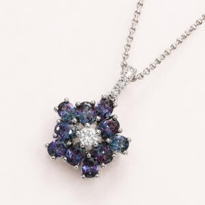 色を変えるアレキサンドライトが花咲く、プラチナのフラワーペンダントネックレス