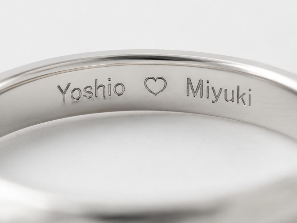 結婚指輪に刻印した二人の名前とハートの絵文字