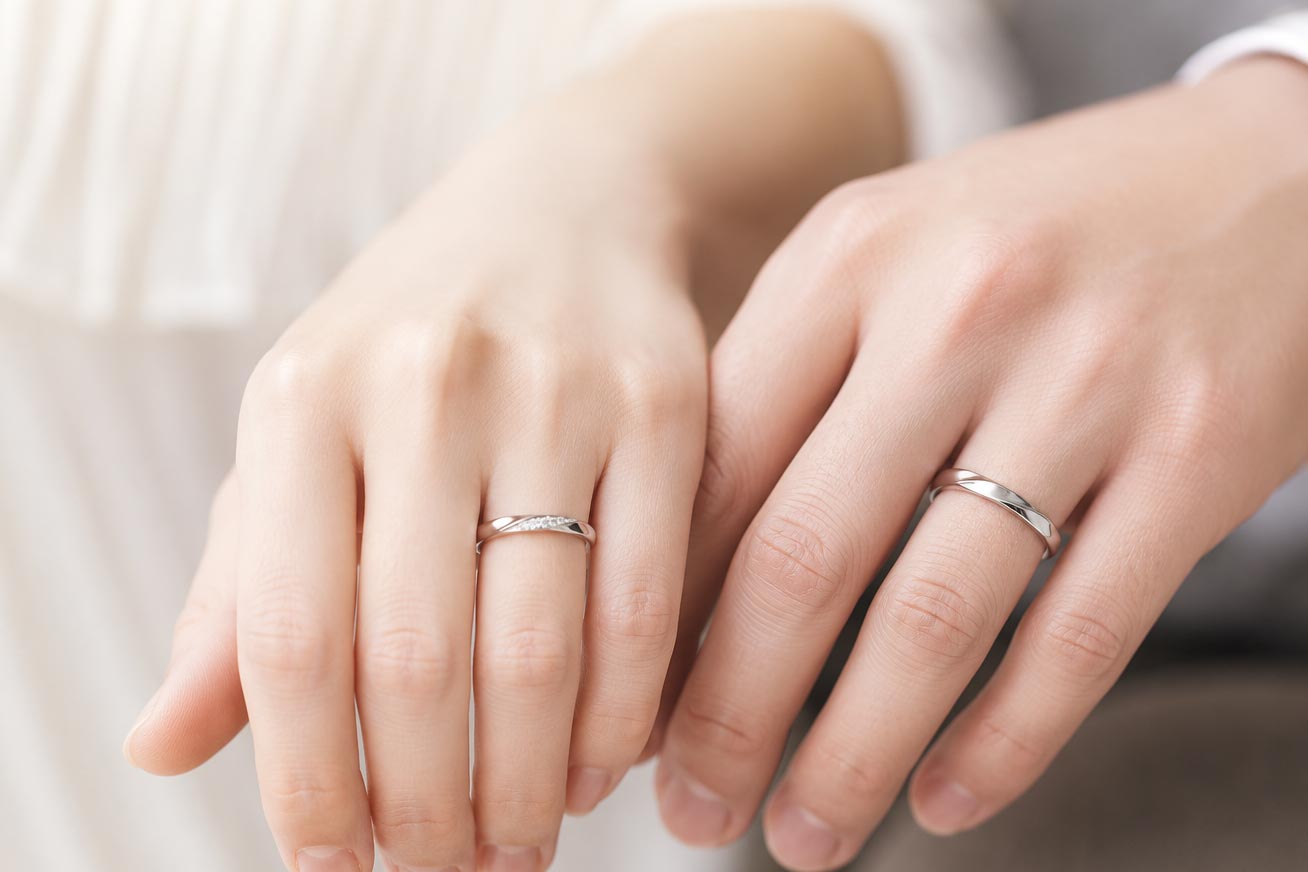 nocur 結婚指輪を着けた手元の着用イメージ