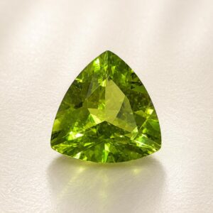 三角に煌めく、大粒ペリドットの緑 ― トリリオンカットのルース
