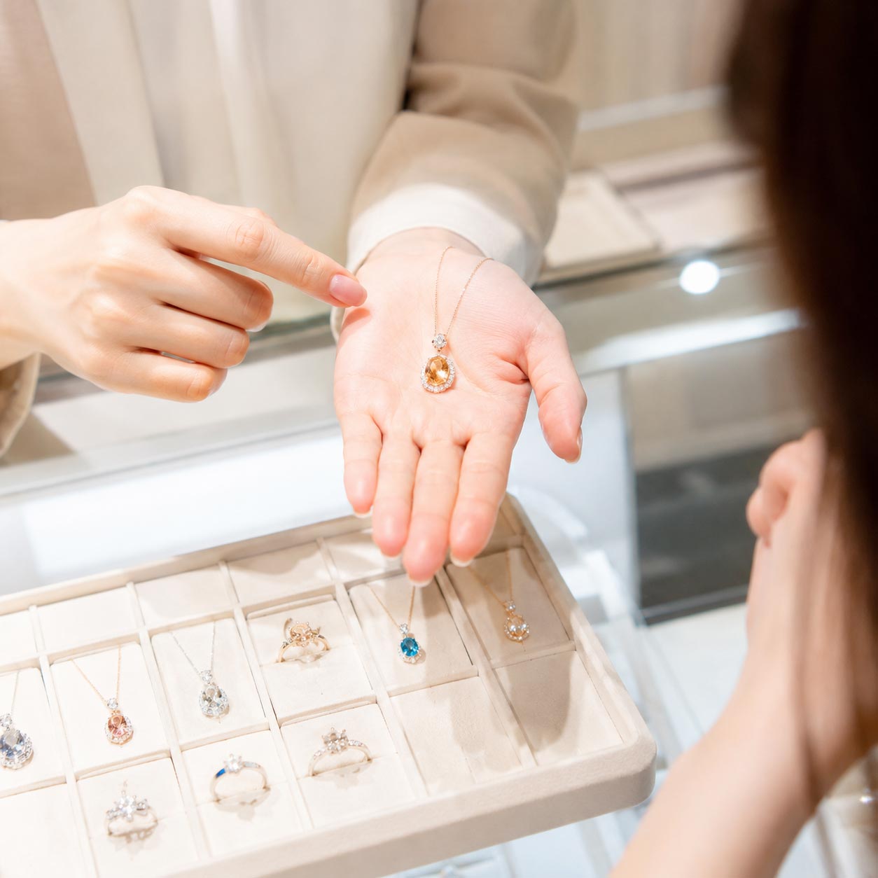 静岡きたがわ宝石の店頭でトパーズを案内する様子